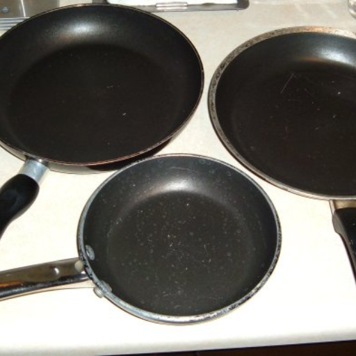 Discover a detailed review about nonstick pans, their types, benefits, and maintenance tips. Find the best nonstick pan for healthier and hassle-free cooking.